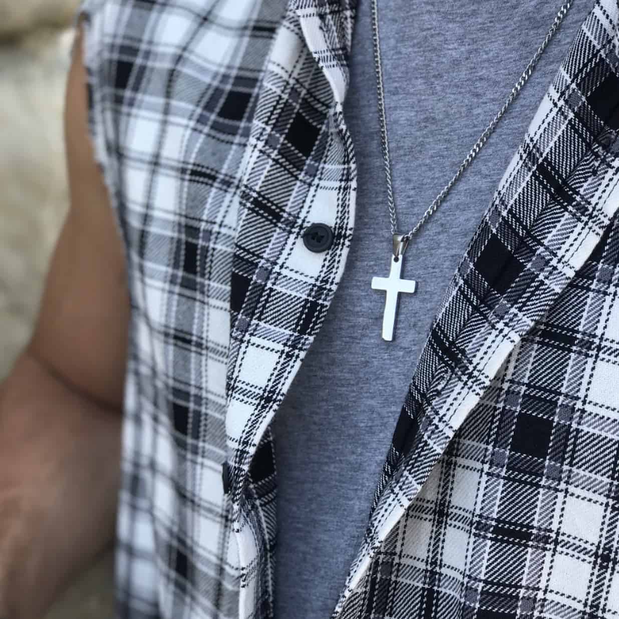 srebrny naszyjnik z z krzyżem