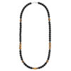 Naszyjnik z czarnych i brązowych koralików.
