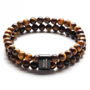 Podwójna bransoletka z brązowych koralików z czarnym elementem z napisem.