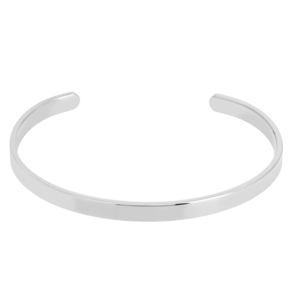 Srebrna, minimalistyczna bransoletka otwarta na białym tle