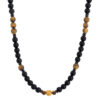 Naszyjnik z czarnymi i drewnianymi koralikami.