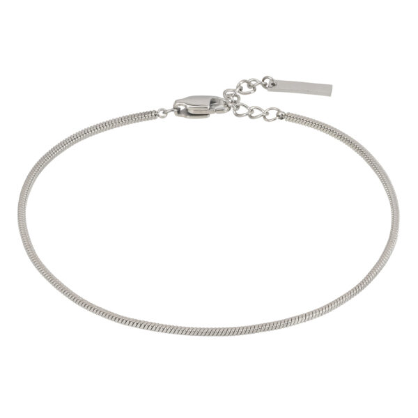 Srebrna bransoletka z prostokątnym zapięciem.