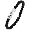 Czarna bransoletka z koralików z trzema srebrnymi dyskami, ozdobionymi literami P, Ł oraz symbolem nieskończoności.