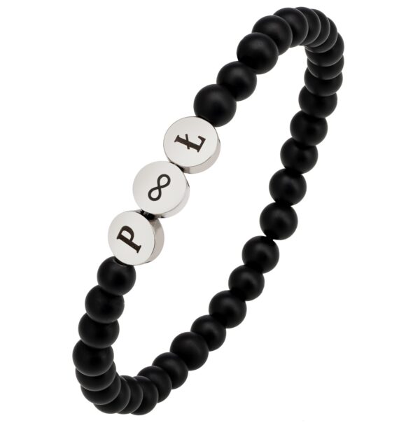 Czarna bransoletka z koralików z trzema srebrnymi dyskami, ozdobionymi literami P, Ł oraz symbolem nieskończoności.