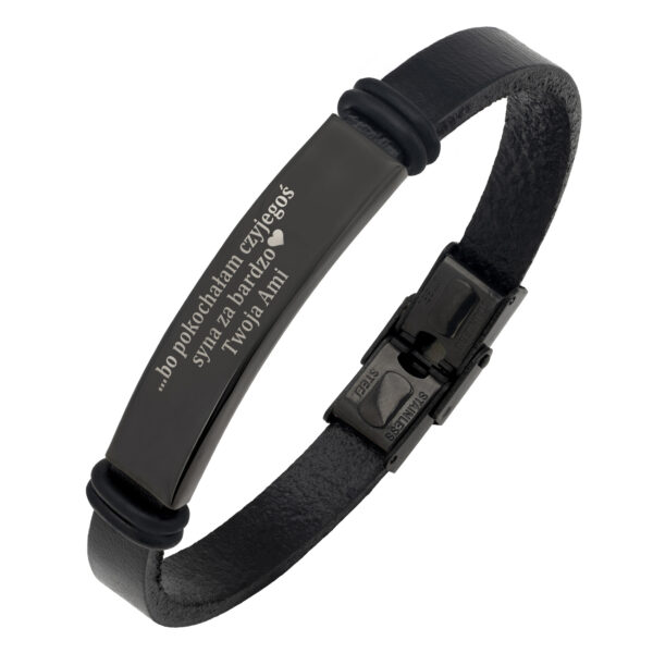 Czarna bransoletka z wygrawerowanym tekstem: '...bo pokochałam czyjegoś syna za bardzo. Twoja Ami'