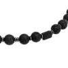 Naszyjnik z czarnymi, matowymi kulkami z lawy wulkanicznej.