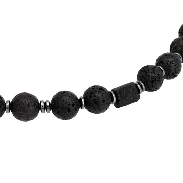 Naszyjnik z czarnymi, matowymi kulkami z lawy wulkanicznej.