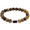 Bransoletka z drewnianych koralików z czarnym detalem.