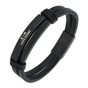 Czarna skórzana bransoletka z metalową blaszką i napisem 'K + M LOVE STORY'.