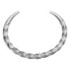 Srebrna, skręcona bransoleta otwarta z subtelnym wzorem.