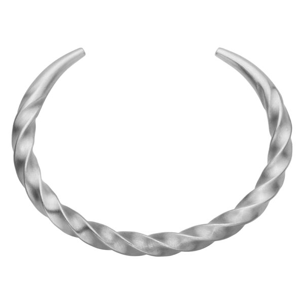 Srebrna, skręcona bransoleta otwarta z subtelnym wzorem.