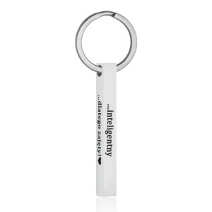 Brelok z napisem 'inteligentny, dlatego zajęty' na prostokątnej, metalowej zawieszce.