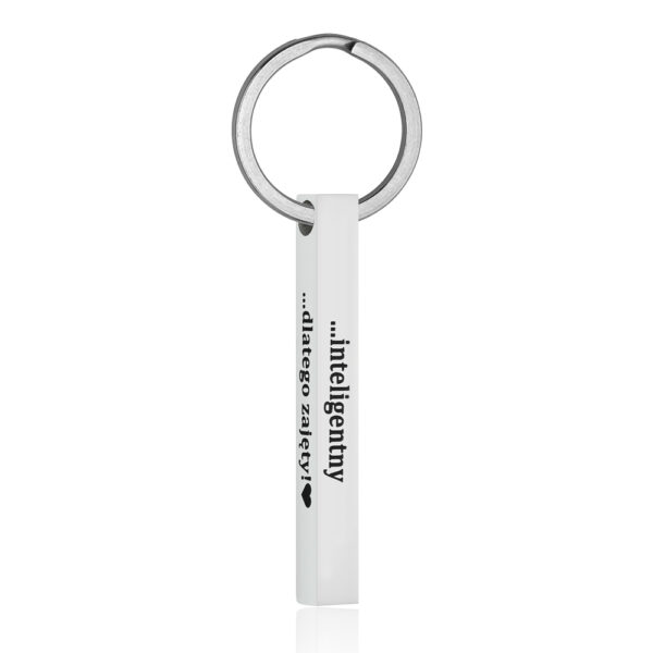 Brelok z napisem 'inteligentny, dlatego zajęty' na prostokątnej, metalowej zawieszce.