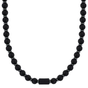 Naszyjnik z czarnych matowych kulek z zapięciem prostokątnym.