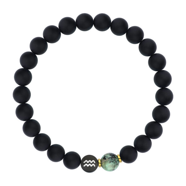 Czarna bransoletka z kulkami i zielonym koralikiem.