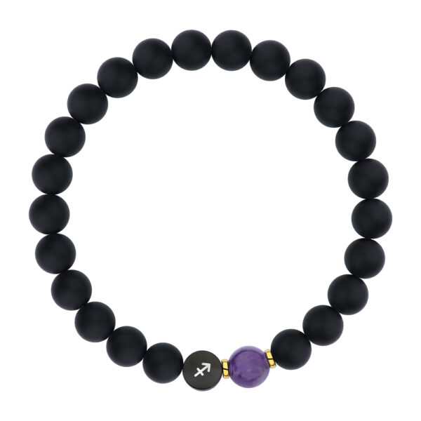 Czarna bransoletka z kulkami, ozdobiona symbolem Strzelca i fioletowym kamieniem.