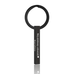 Czarny brelok z grawerem 'Mój ulubiony człowiek' i imieniem 'Karolina'.