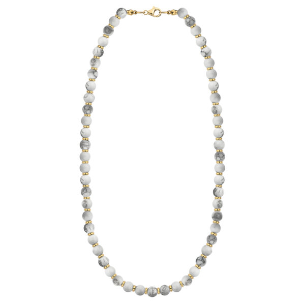 Naszyjnik z białych koralików przeplatanych złotymi elementami.