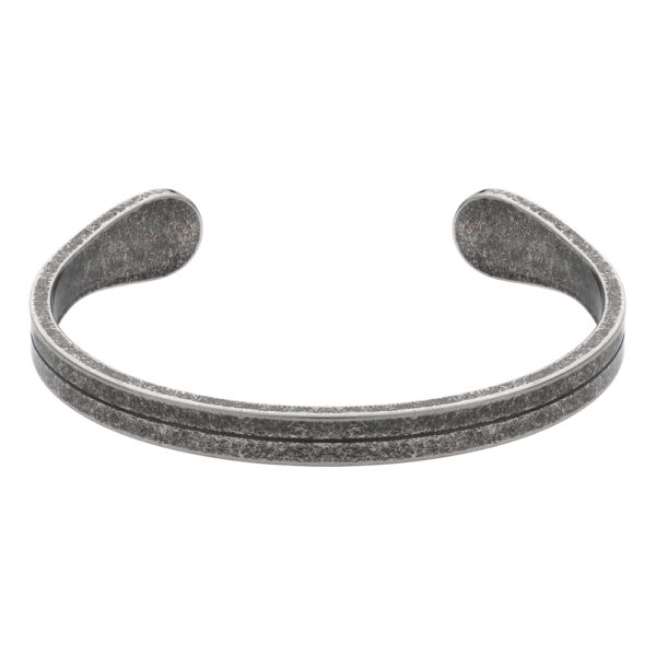 Męska bransoleta srebrna o surowym wykończeniu, otwarta na górze.