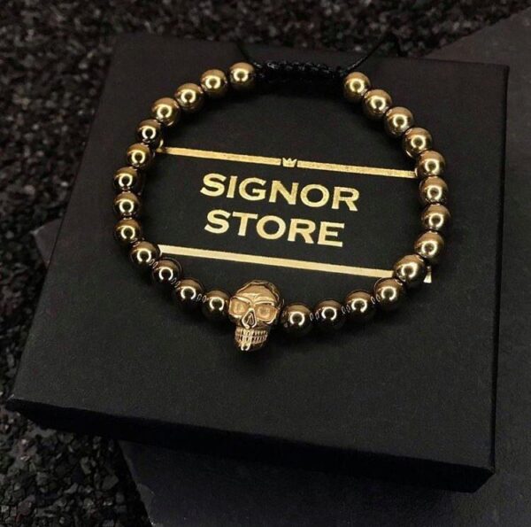 Bransoletka z czaszką na czarnej tekturowej podstawce z logo Signor Store.
