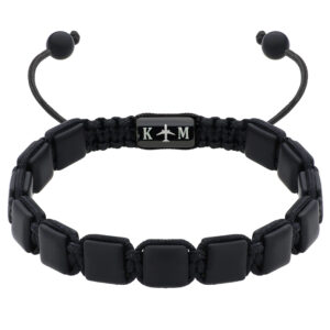 Czarna bransoletka z kwadratowymi koralikami i ozdobnym elementem z samolotem.