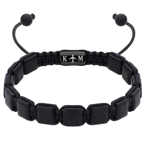 Czarna bransoletka z kwadratowymi koralikami i ozdobnym elementem z samolotem.