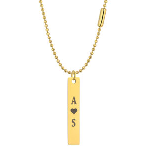 Złoty naszyjnik z wisiorkiem, na którym wygrawerowane są litery A oraz S z symbolem serca pomiędzy nimi.