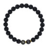 Czarna bransoletka z koralików z symbolem Koziorożca.