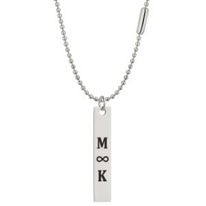 Srebrny naszyjnik z prostokątną zawieszką z literami M, K i symbolem nieskończoności.