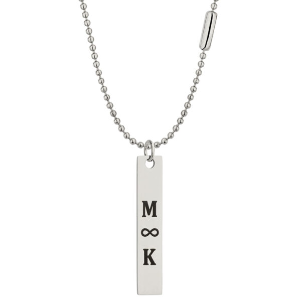 Srebrny naszyjnik z prostokątną zawieszką z literami M, K i symbolem nieskończoności.