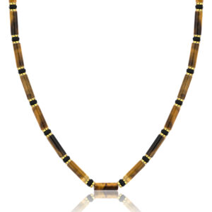 Naszyjnik z bursztynowych i czarnych koralików z metalowymi akcentami.