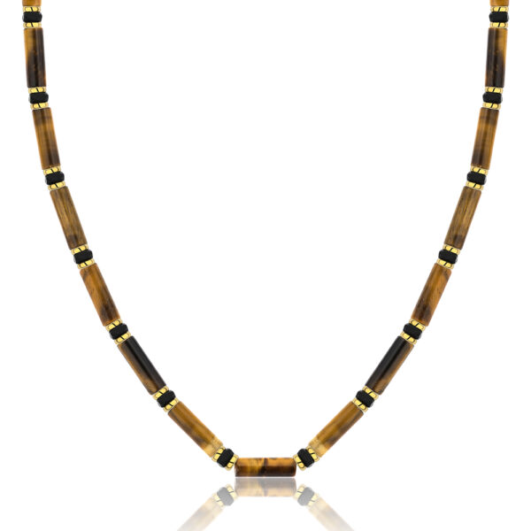 Naszyjnik z bursztynowych i czarnych koralików z metalowymi akcentami.