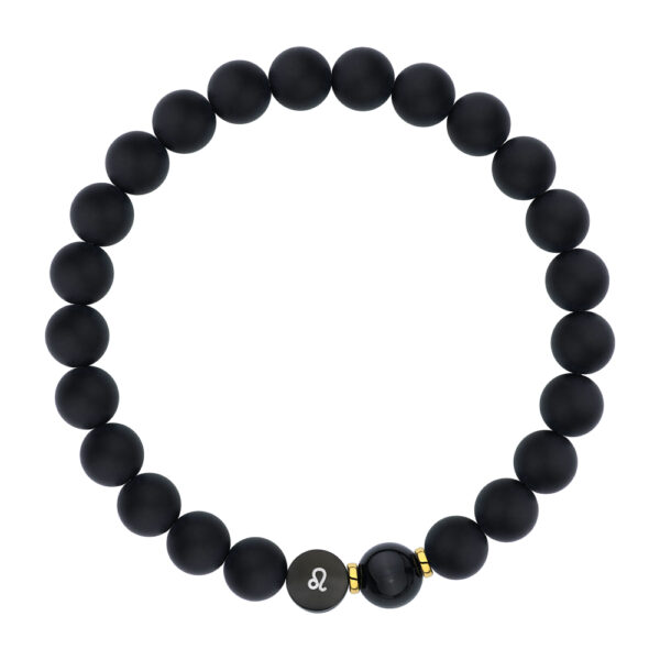 Czarna bransoletka z koralików z symbolem lwa na jednym z koralików.