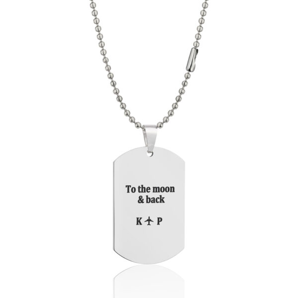 Srebrny naszyjnik z grawerem 'To the moon & back' oraz inicjałami K i P.