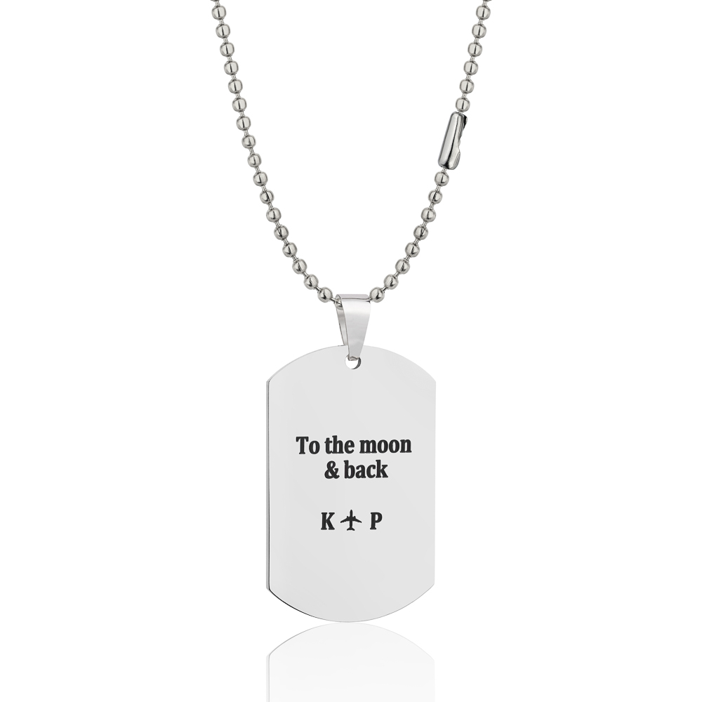 Srebrny naszyjnik z grawerem 'To the moon & back' oraz inicjałami K i P.