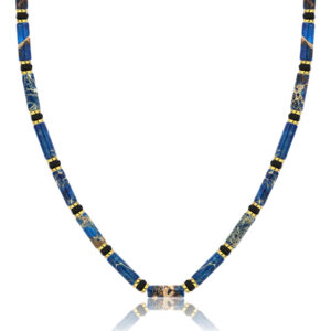 Naszyjnik z niebieskimi i złotymi kamieniami.