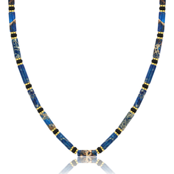 Naszyjnik z niebieskimi i złotymi kamieniami.