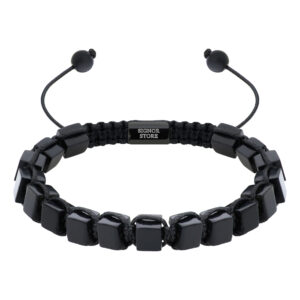 Czarna bransoletka z prostokątnymi koralikami i regulowanym sznurkiem.