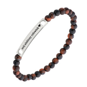 Bransoletka z koralików i metalową blaszką z napisem 'mój ulubiony człowiek'.