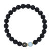 Bransoletka z czarnych koralików z jednym niebieskim koralikiem i symbolem zodiaku.