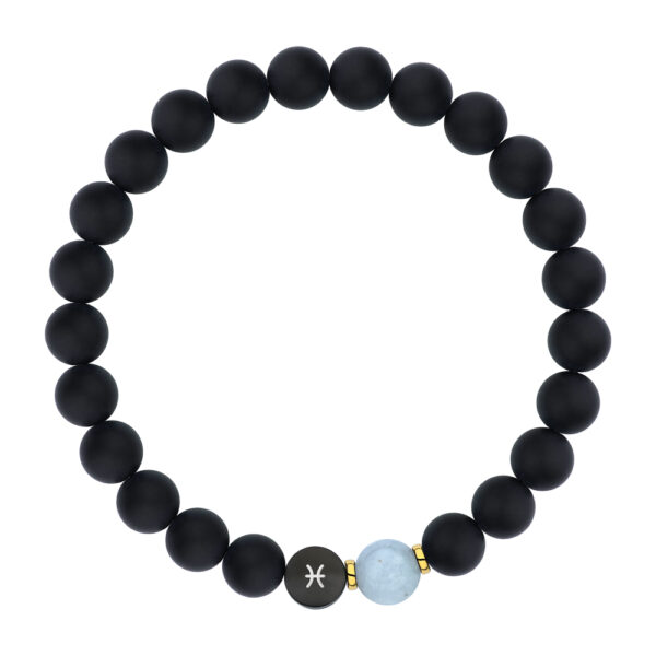 Bransoletka z czarnych koralików z jednym niebieskim koralikiem i symbolem zodiaku.