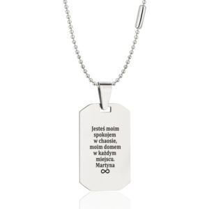 Srebrny naszyjnik z zawieszką z grawerem 'Jesteś moim spokojem w chaosie, moim domem w każdym miejscu. Martyna' i symbolem nieskończoności.