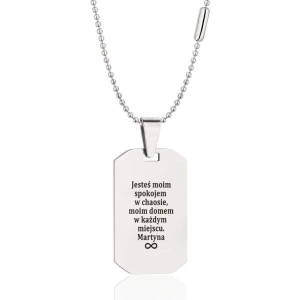 Srebrny naszyjnik z zawieszką z grawerem 'Jesteś moim spokojem w chaosie, moim domem w każdym miejscu. Martyna' i symbolem nieskończoności.