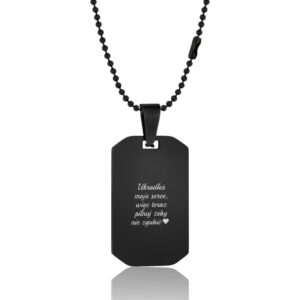 Czarny naszyjnik z tabliczką i napisem: 'Ukradłeś moje serce, więc teraz pilnuj żeby nie zgubić'.