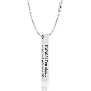 Srebrny naszyjnik z podłużną zawieszką z napisem 'UWAGA! Ten okaz... jest pod ochroną!'