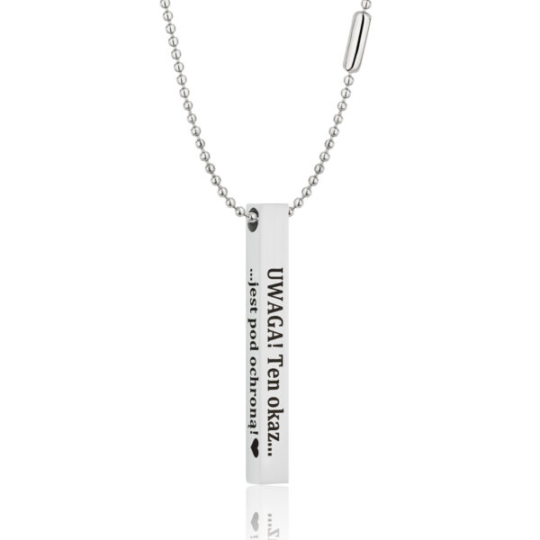 Srebrny naszyjnik z podłużną zawieszką z napisem 'UWAGA! Ten okaz... jest pod ochroną!'