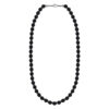 Naszyjnik z czarnych koralików.