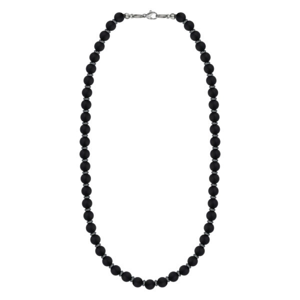 Naszyjnik z czarnych koralików.