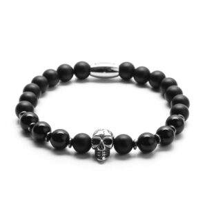 Czarna bransoletka z koralików z metalową czaszką.