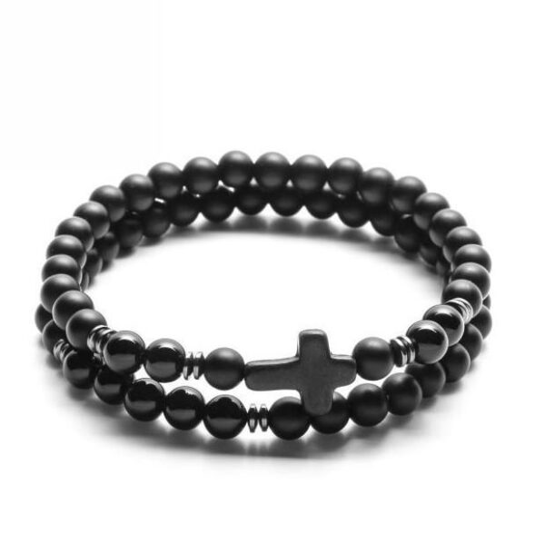 Czarne koralikowe bransoletki z krzyżem.